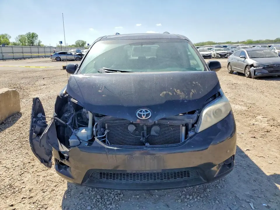 2014 TOYOTA SIENNA LE  