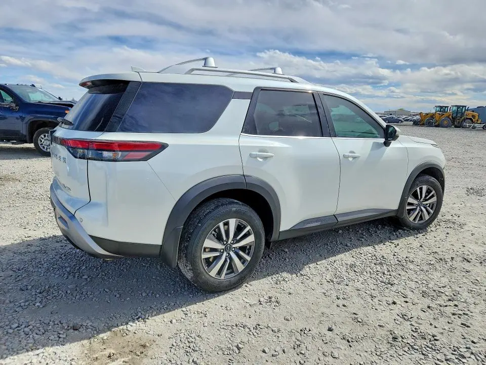 2024 NISSAN PATHFINDER SL  