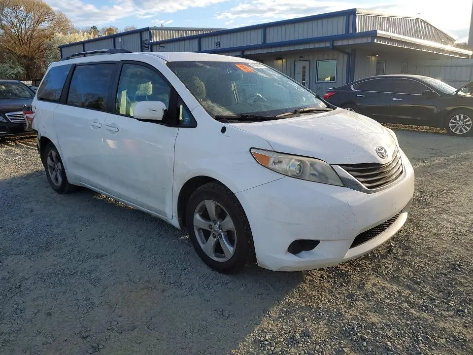 2013 TOYOTA SIENNA LE  