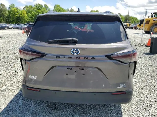2023 TOYOTA SIENNA XLE  