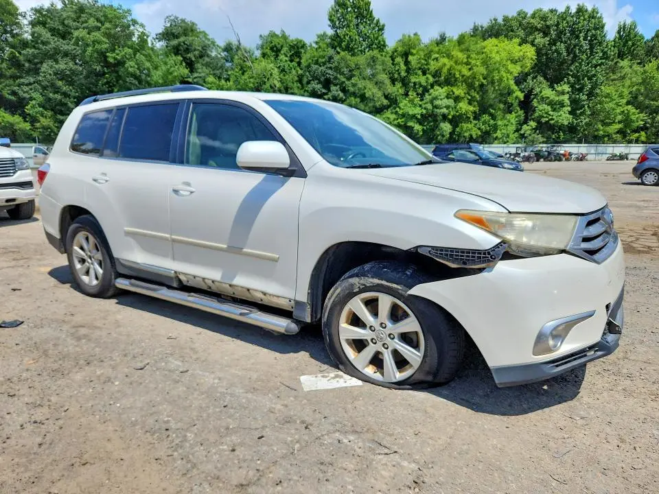 2011 TOYOTA HIGHLANDER SE  