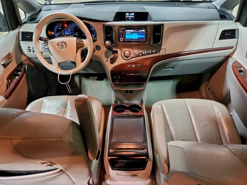 2014 TOYOTA SIENNA XLE  