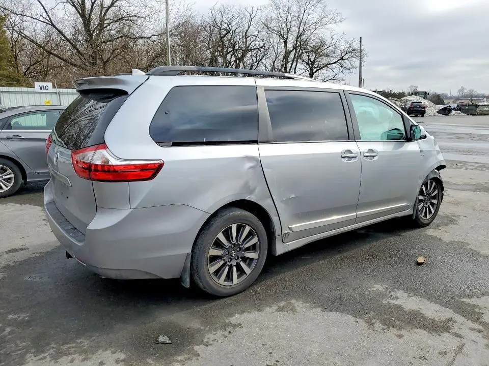2018 TOYOTA SIENNA   