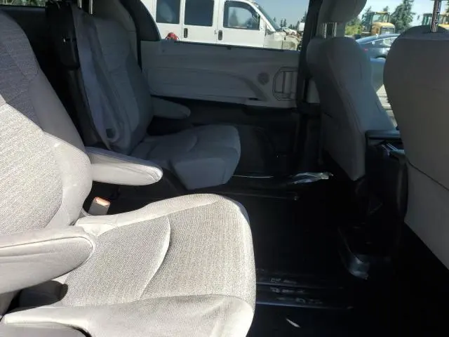 2021 TOYOTA SIENNA LE  