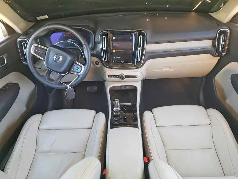 2023 VOLVO XC40 PLUS  