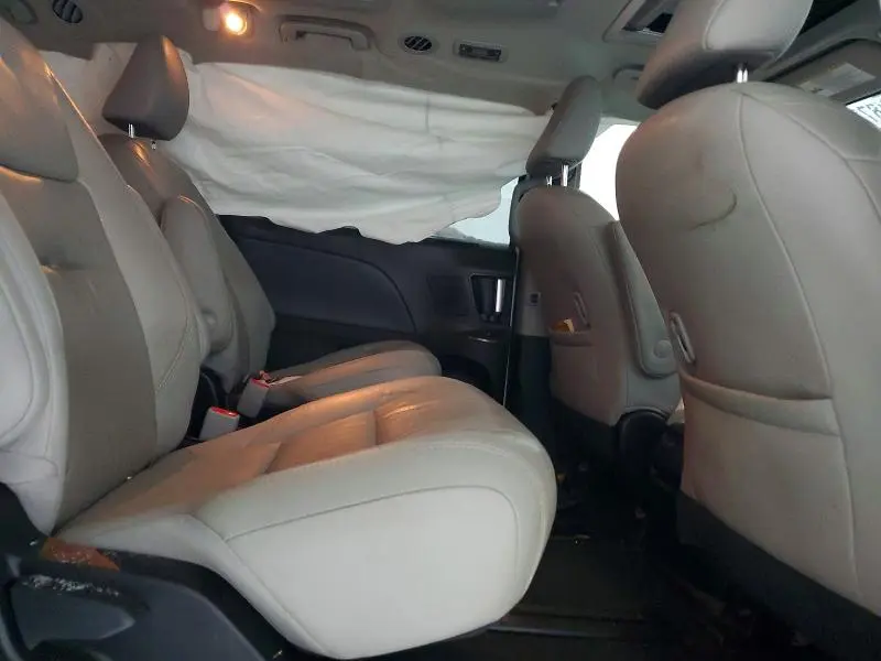 2019 TOYOTA SIENNA XLE  