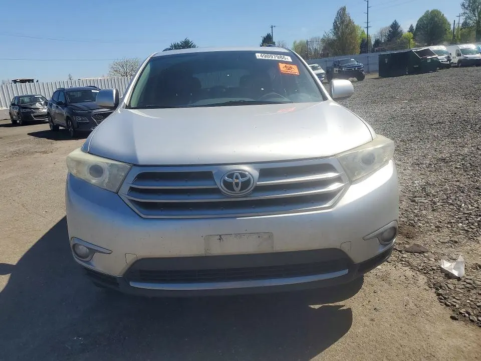 2013 TOYOTA HIGHLANDER SE  