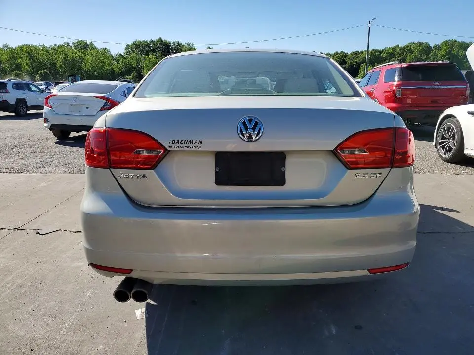 2011 VOLKSWAGEN JETTA SE  