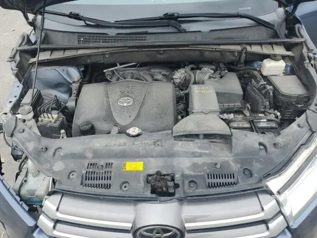 2019 TOYOTA HIGHLANDER SE  
