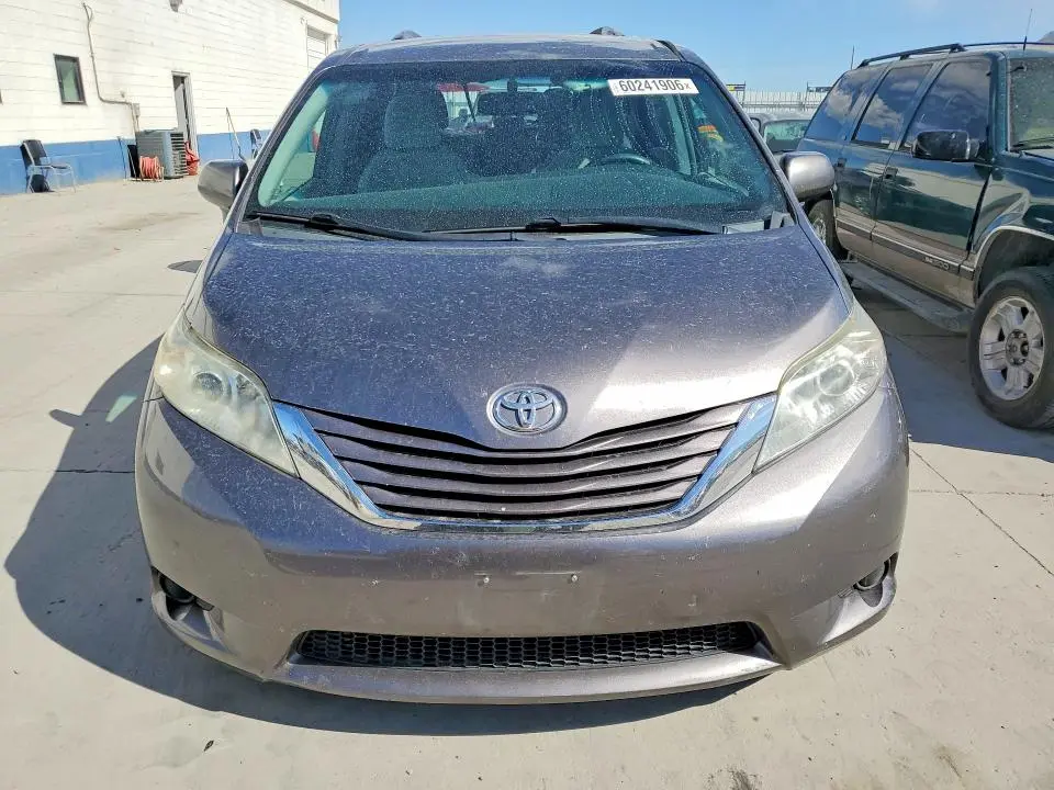 2015 TOYOTA SIENNA LE  