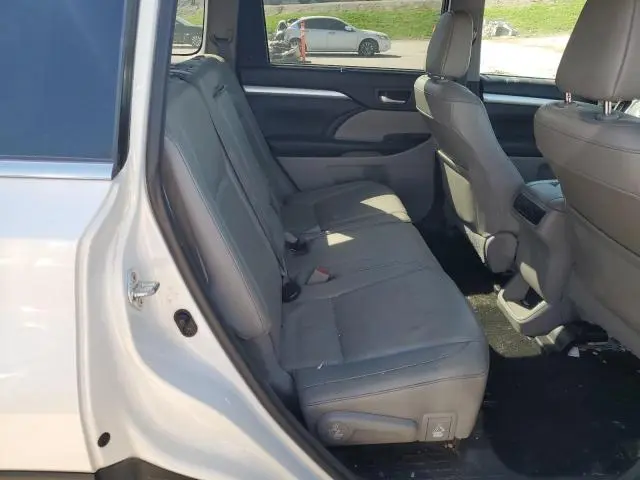 2017 TOYOTA HIGHLANDER SE  