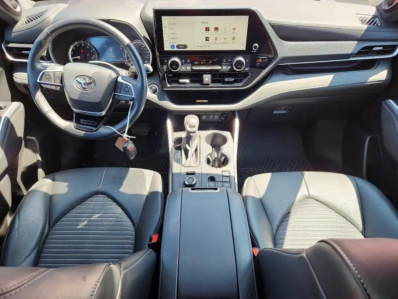 2024 TOYOTA HIGHLANDER LE  