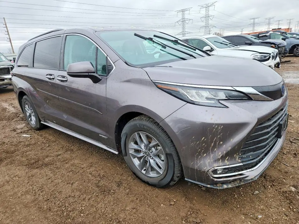 2021 TOYOTA SIENNA XLE  