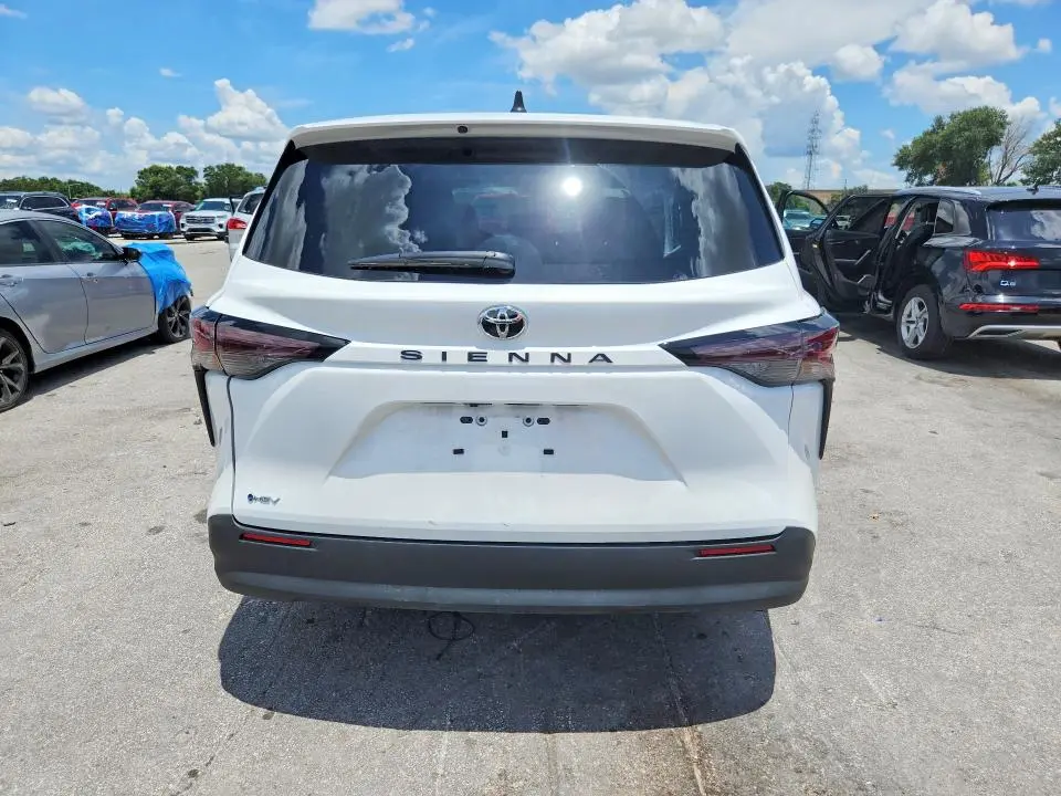 2026 TOYOTA SIENNA LE  