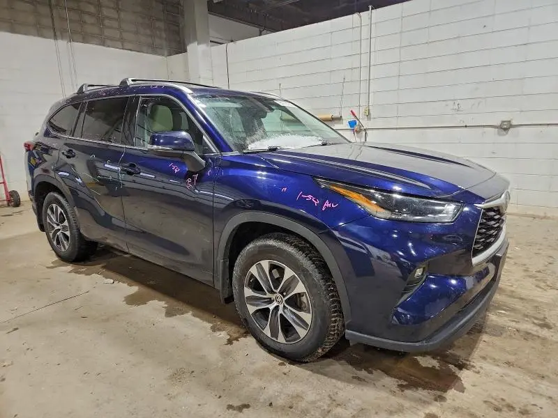 2021 TOYOTA HIGHLANDER XLE  