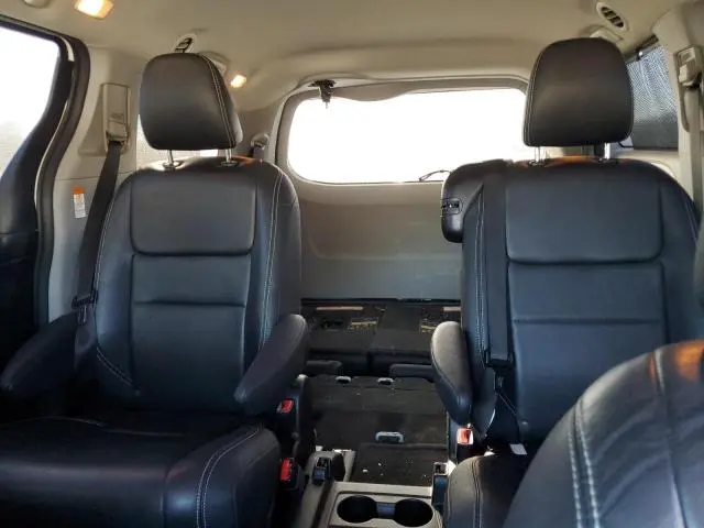 2016 TOYOTA SIENNA SE  