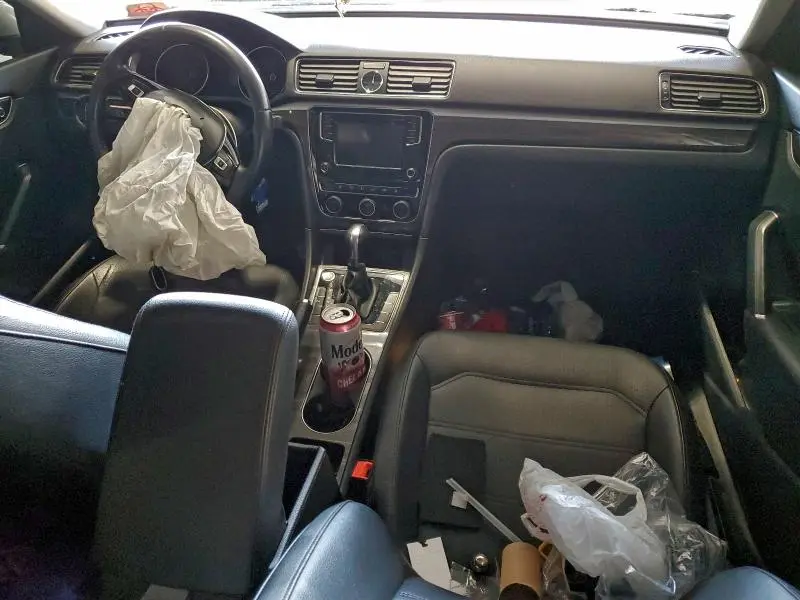2017 VOLKSWAGEN PASSAT   