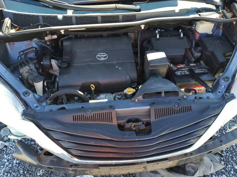 2014 TOYOTA SIENNA LE  