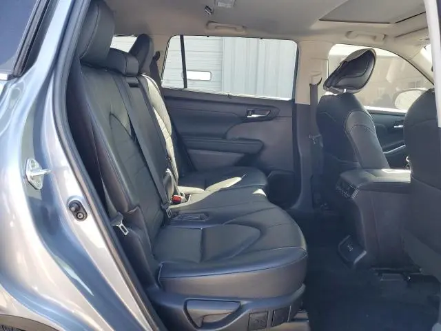 2022 TOYOTA HIGHLANDER XLE  