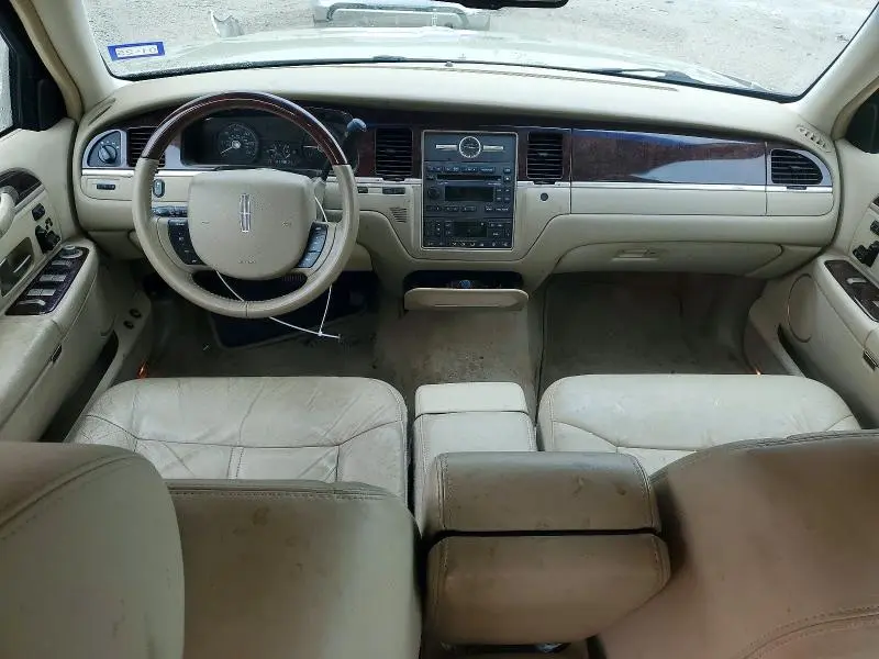 2011 LINCOLN TOWN CAR SIGNATURE LONG WHEELBASE  