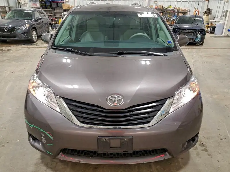 2013 TOYOTA SIENNA LE  