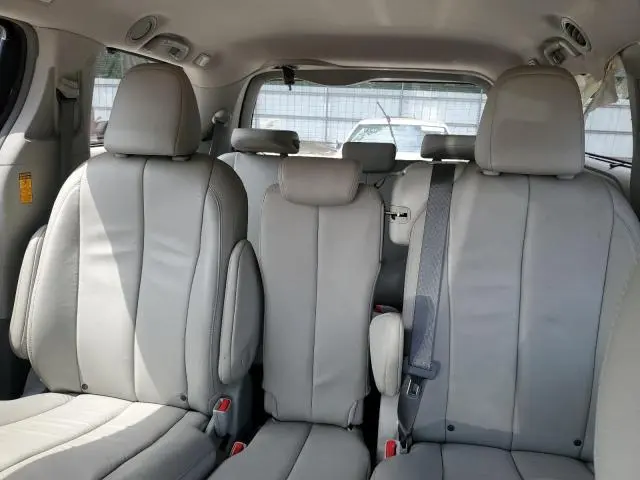 2013 TOYOTA SIENNA XLE  