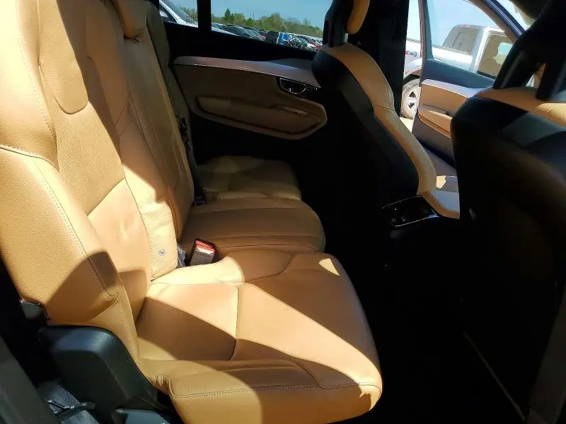 2017 VOLVO XC90 T6  