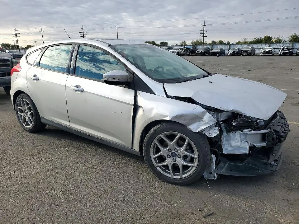 2015 FORD FOCUS SE  