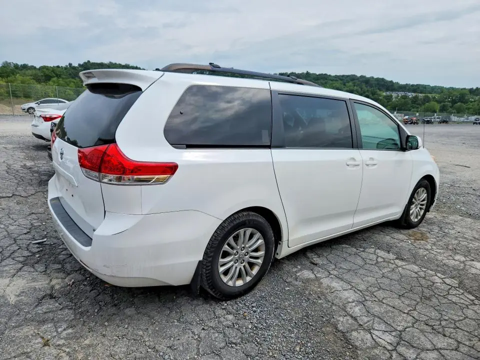 2014 TOYOTA SIENNA XLE 8-PASSENGER  