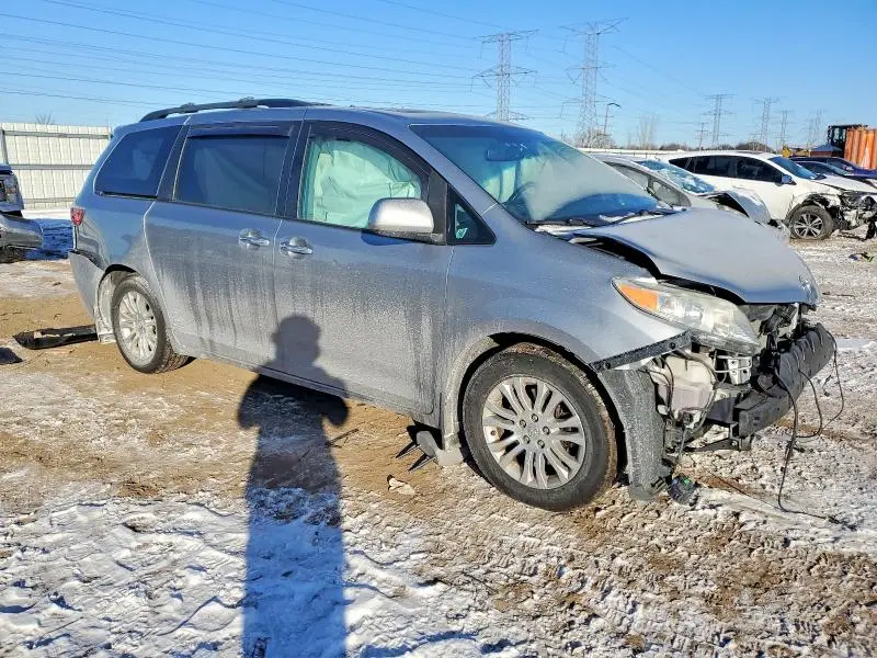 2017 TOYOTA SIENNA XLE  