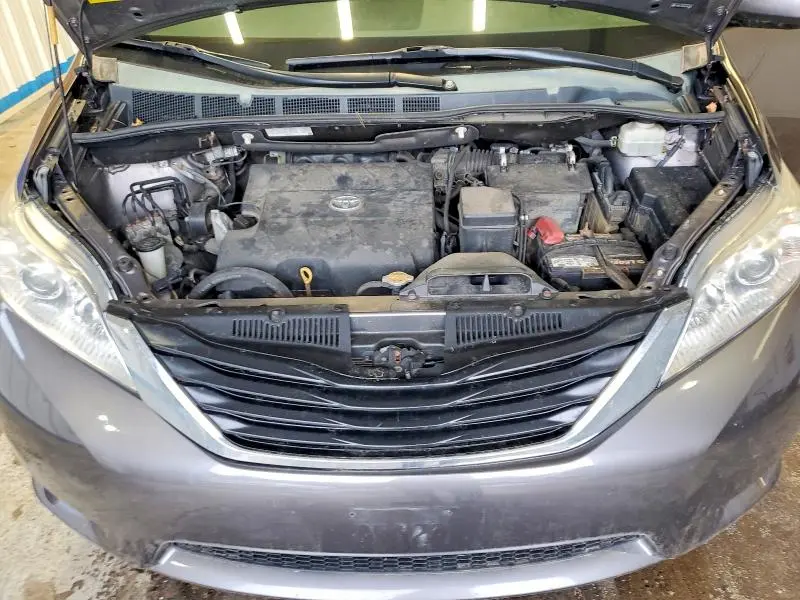 2013 TOYOTA SIENNA LE  