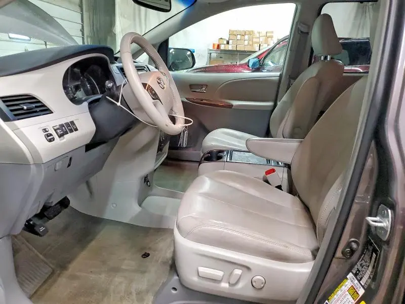 2013 TOYOTA SIENNA XLE  