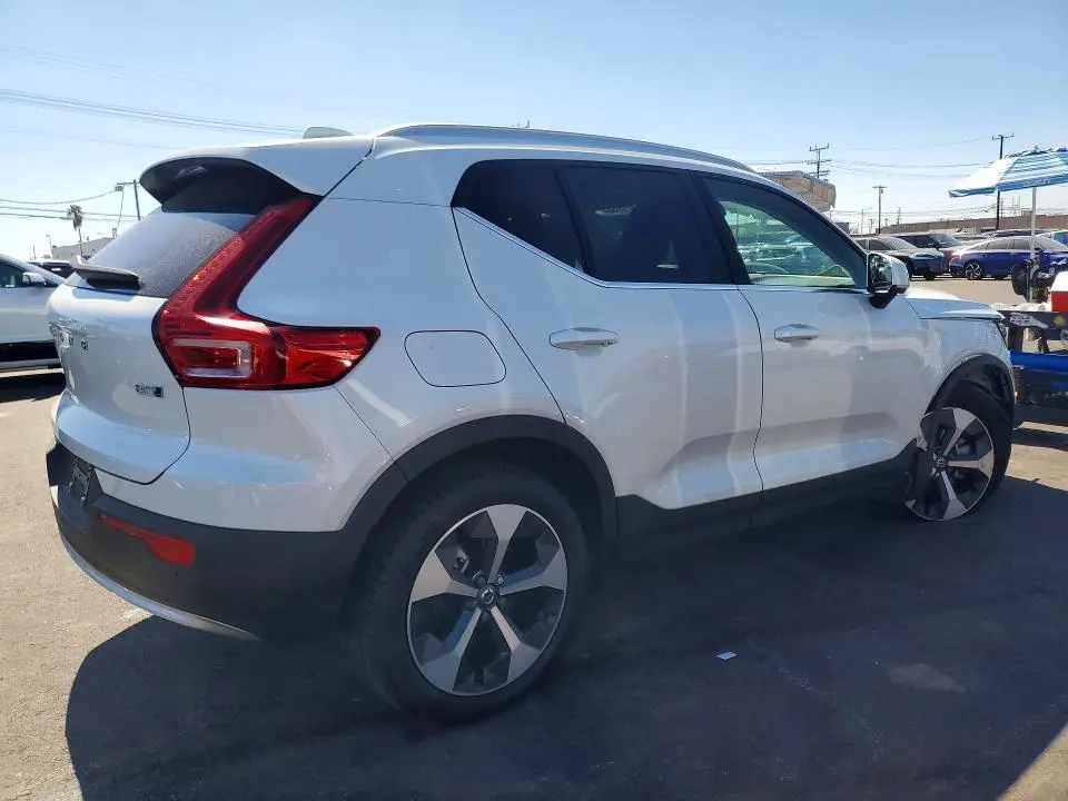 2025 VOLVO XC40 CORE  