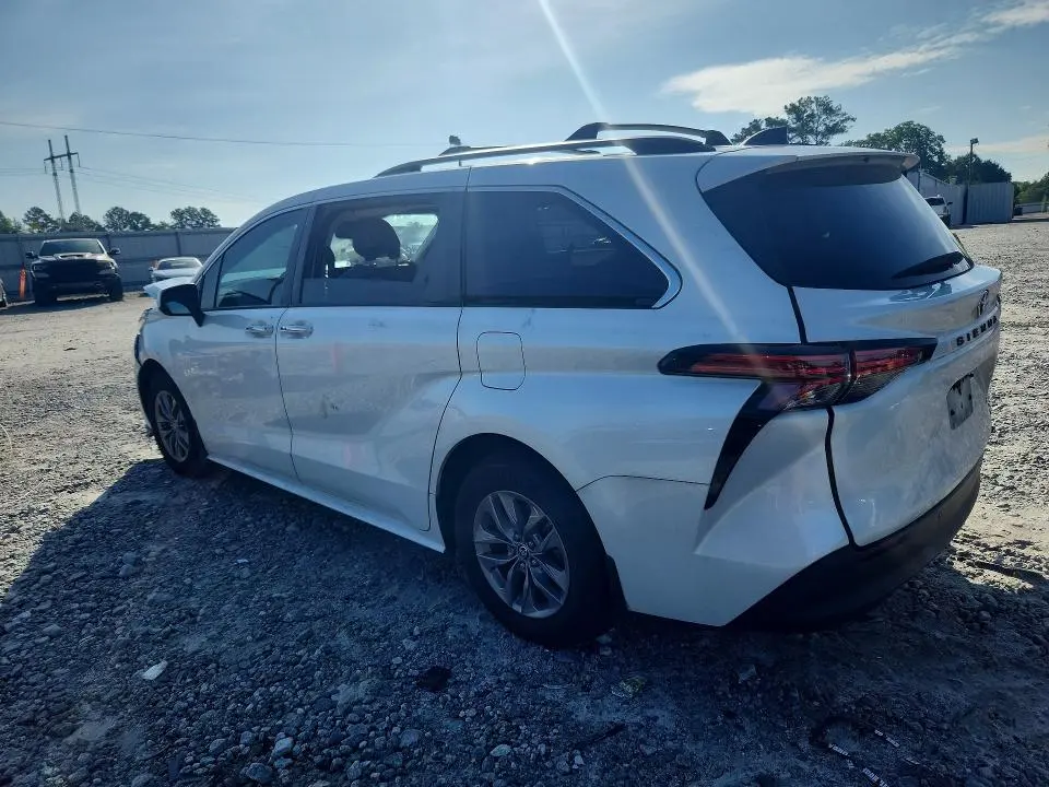 2022 TOYOTA SIENNA XLE  