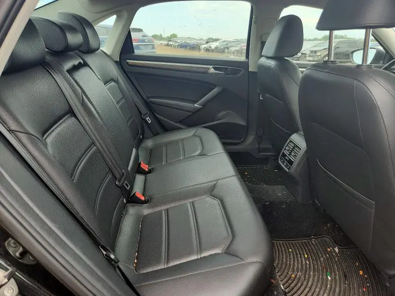 2016 VOLKSWAGEN PASSAT SE  