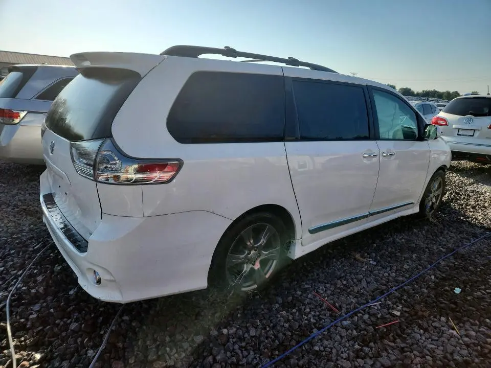 2017 TOYOTA SIENNA SE  