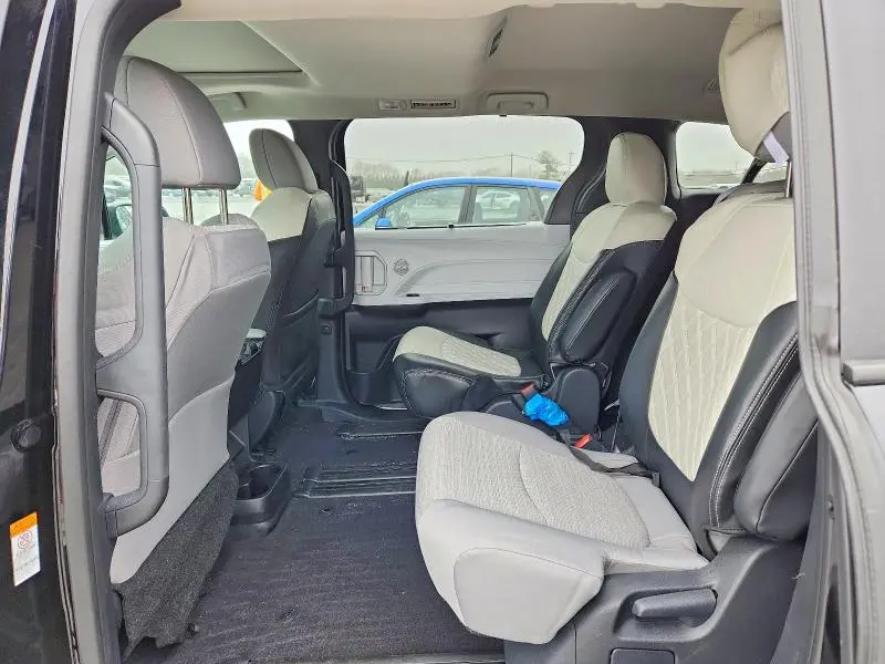 2025 TOYOTA SIENNA LE  