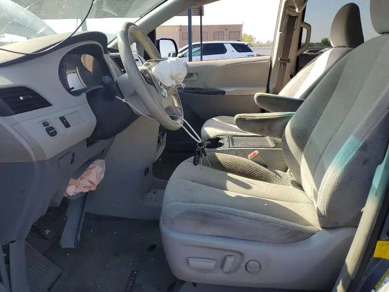 2013 TOYOTA SIENNA LE  