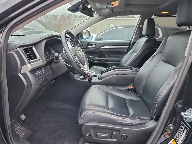 2017 TOYOTA HIGHLANDER SE  