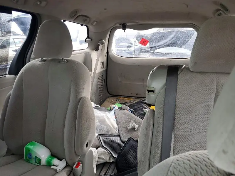 2013 TOYOTA SIENNA LE 8-PASSENGER  