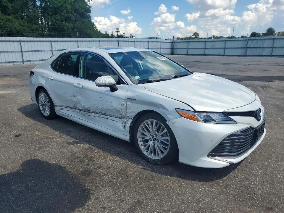 2020 TOYOTA CAMRY XLE  