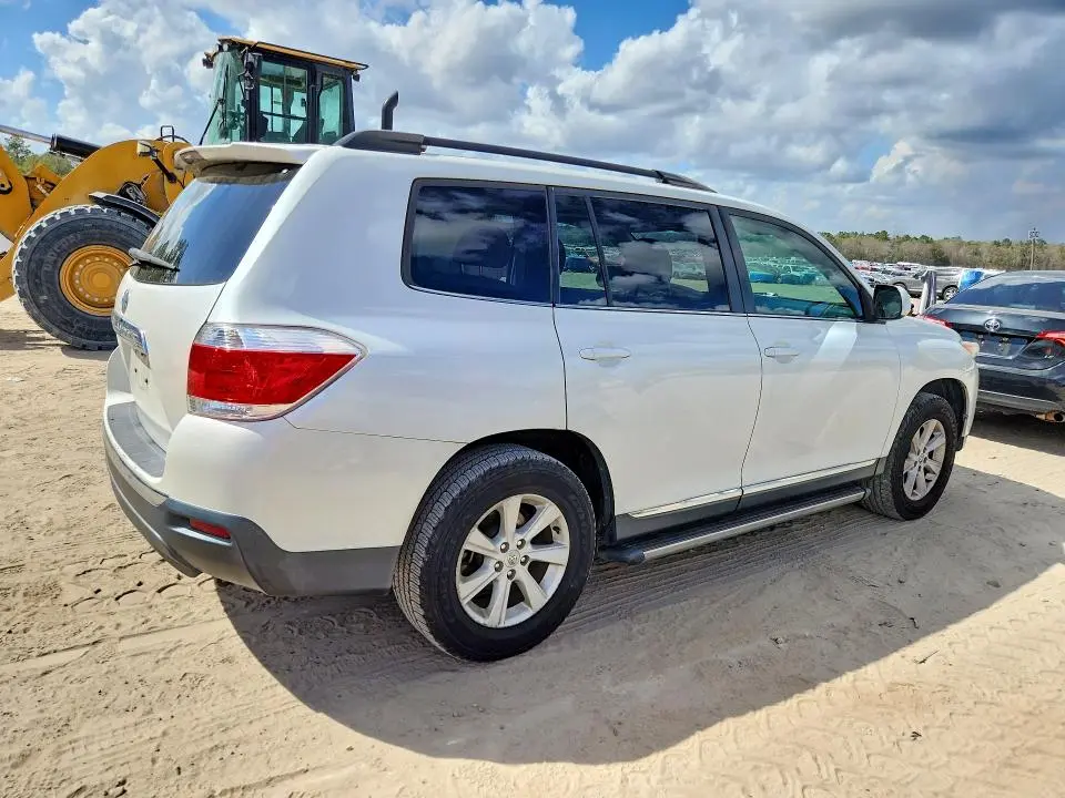 2013 TOYOTA HIGHLANDER SE  