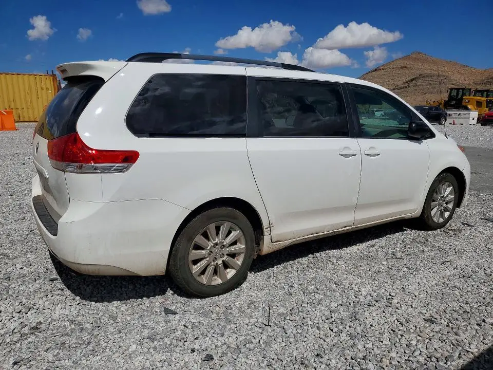 2013 TOYOTA SIENNA LE  