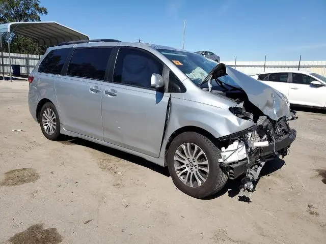 2020 TOYOTA SIENNA XLE  