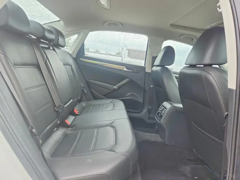 2017 VOLKSWAGEN PASSAT SE  