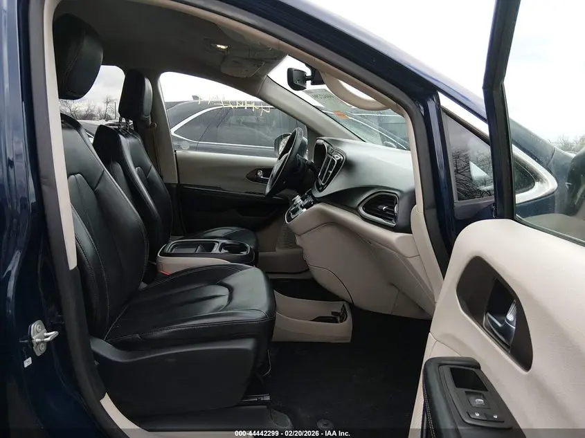 2020 CHRYSLER VOYAGER LXI