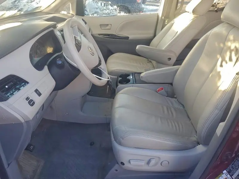2013 TOYOTA SIENNA LE  