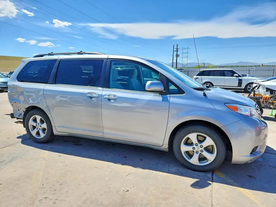 2013 TOYOTA SIENNA LE  
