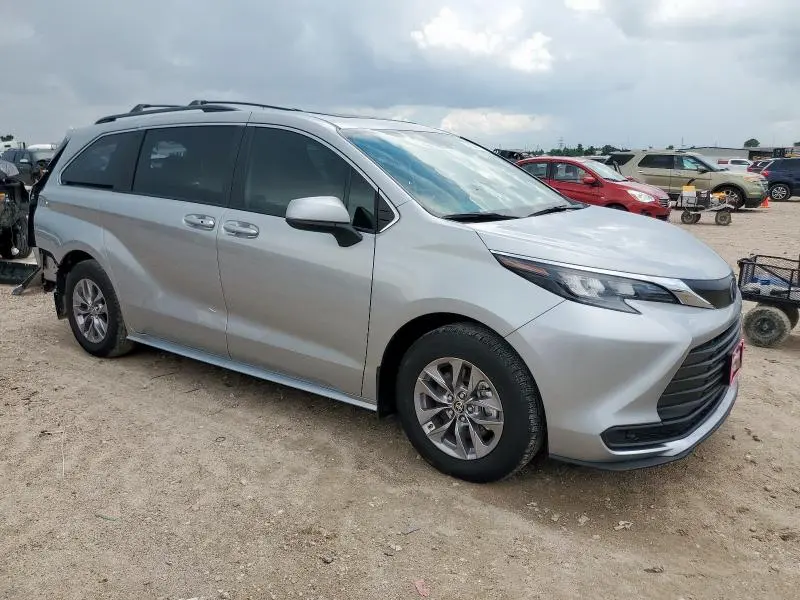 2025 TOYOTA SIENNA LE  