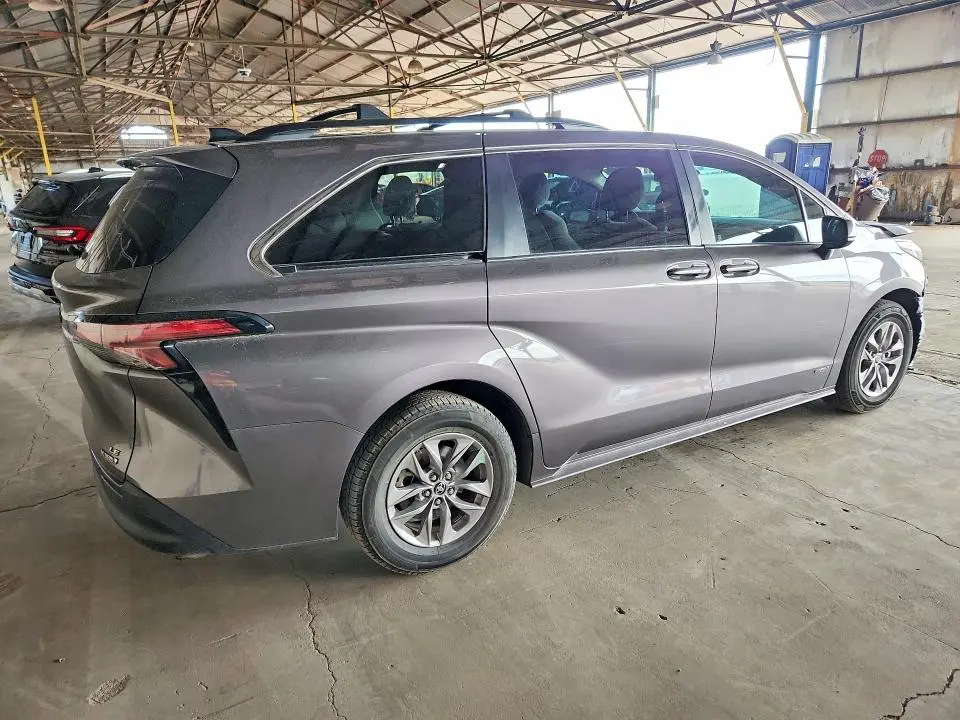 2021 TOYOTA SIENNA LE  